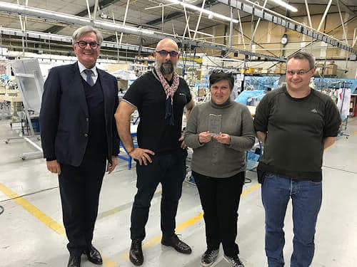 Décembre 2019 : Mr Jean-Yves BOHERE Président de la Société PR3, spécialiste en confection de prêt à porter haut de gamme et luxe, les pilotes projets : Chef d’ateliers et Responsables, sont fiers de recevoir le trophée de la Performance Humaine et Organisationnelle, remis par notre Chargé de Projets TOPTECH.