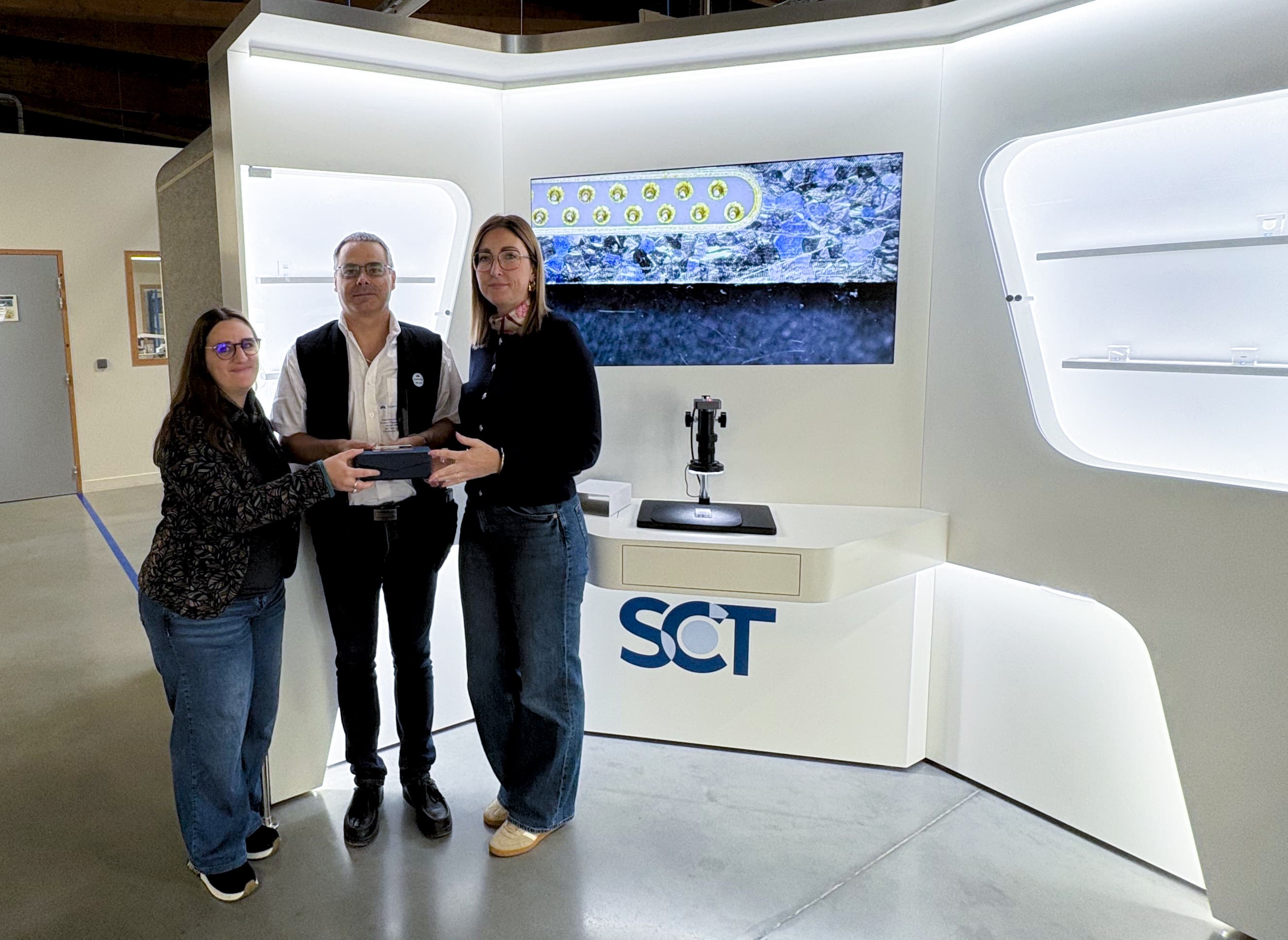 La société TOPTECH a eu le plaisir de remettre début octobre le Trophée de la Performance et de l’Excellence Opérationnelle au pôle Médical de la société SCT Ceramics, basée à proximité de Tarbes.